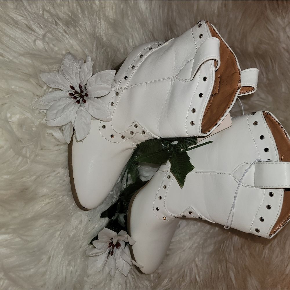 🆕️🤠Olivia & Kate White Studded Western Cowgirl Ankle Booties, Sz 6.5